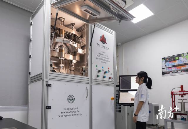 中山大学物理学院用于合成镍氧化物的科研设备。 中山大学物理学院用于合成镍氧化物的科研设备。