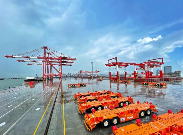 广州港南沙港区四期自动化码头北斗导航无人驾驶智能导引车