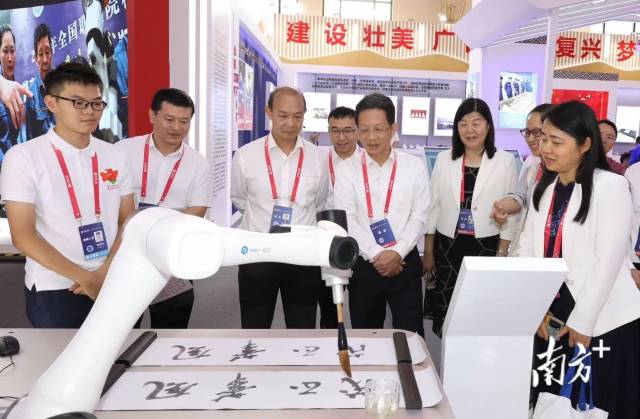 书法大师工业机器人引得不少人围观。