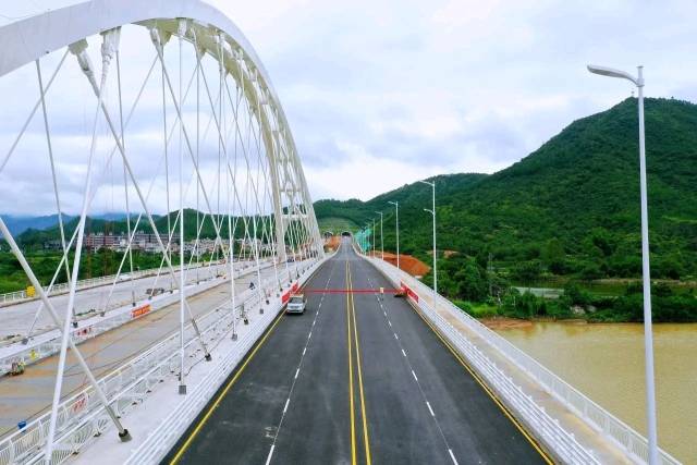 图为深汕大桥半幅通车。 图为深汕大桥半幅通车。