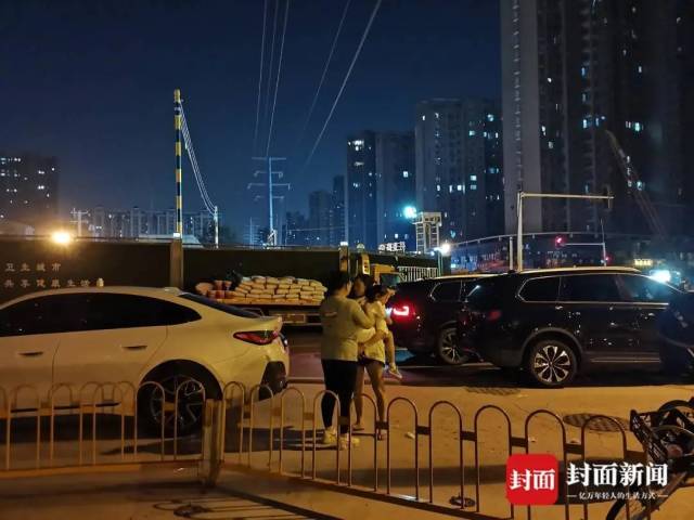 现场的居民(石伟摄影) 现场的居民(石伟摄影)