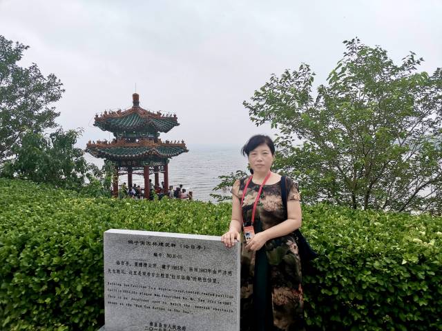 岳巧云在2019年北戴河休假期间留影。 岳巧云在2019年北戴河休假期间留影。