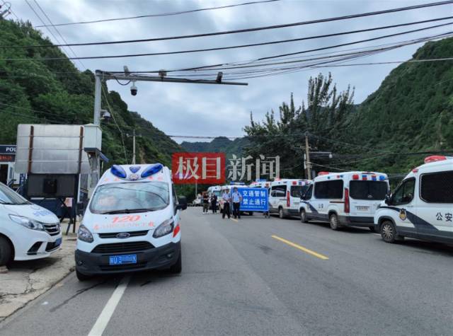 沣峪口进入事发路段路口实施交通管制(极目新闻记者舒隆焕摄) 沣峪口进入事发路段路口实施交通管制(极目新闻记者舒隆焕摄)