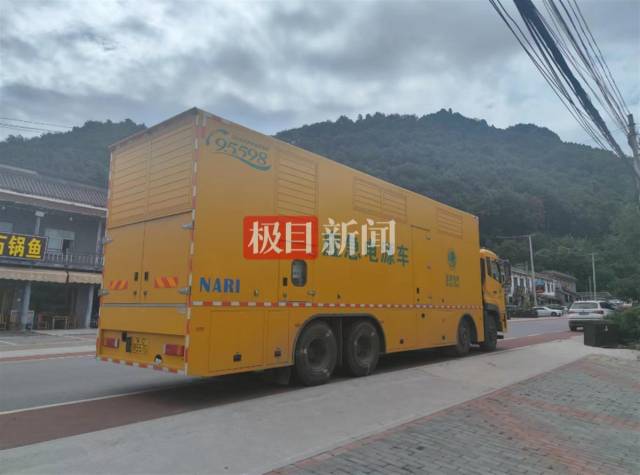 沣峪口停放着电力等应急救援车辆(极目新闻记者 舒隆焕 摄) 沣峪口停放着电力等应急救援车辆(极目新闻记者 舒隆焕 摄)