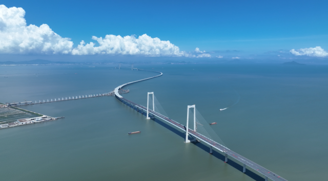 深中通道中山大桥及万顷沙互通建设现场。