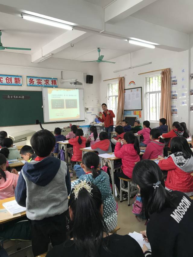 惠州市惠东县安墩中心小学副校长谢锦彪在给孩子们上课