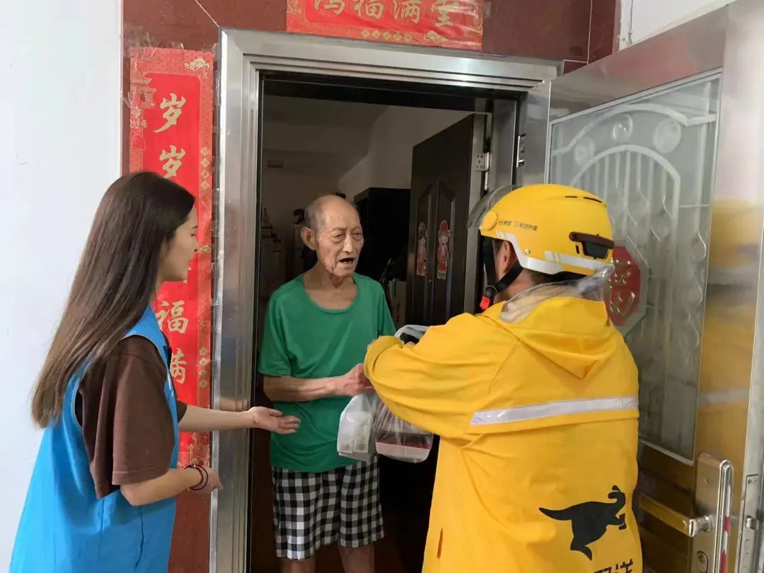暖心！珠海外卖小哥台风天为社区长者送上热乎饭