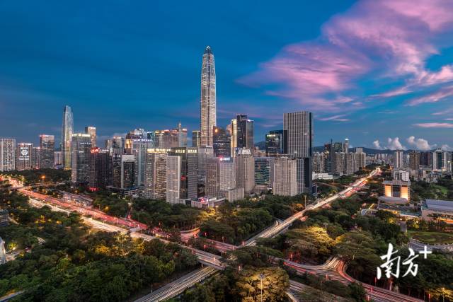 深港要素加速流动，“1小时生活圈”更便利。图为深圳福田区CBD商圈夜景。