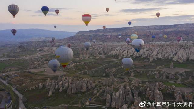 土耳其最受欢迎的旅游中心之一卡帕多西亚。图源:土耳其驻华大使馆微博 土耳其最受欢迎的旅游中心之一卡帕多西亚。图源:土耳其驻华大使馆微博