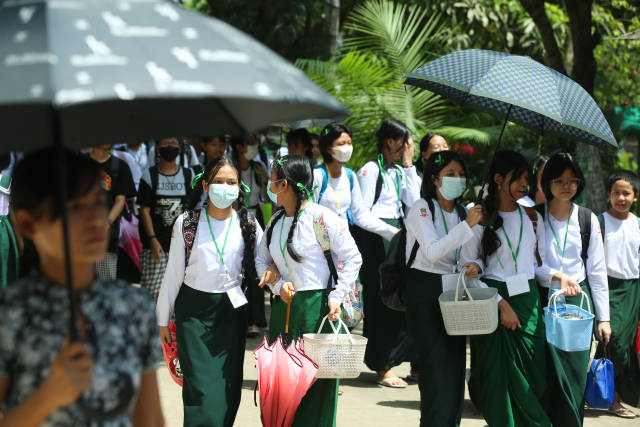 2023年6月1日开学第一天,在缅甸仰光,学生们回到校园。图源:新华社 2023年6月1日开学第一天,在缅甸仰光,学生们回到校园。图源:新华社
