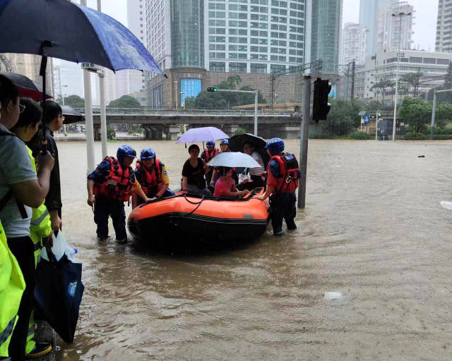 9月8日，中心从河源赶来的已到粤西蓝天救援队救援人员在深圳市罗湖区友谊商业大厦附近转移被困市民。图源：新华社