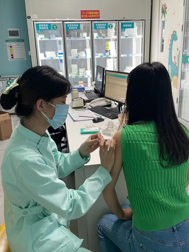 深圳市龙华区新锦社区健康服务中心已有市民在接种流感疫苗。通讯员 陈杰 供图 深圳市龙华区新锦社区健康服务中心已有市民在接种流感疫苗。通讯员 陈杰 供图