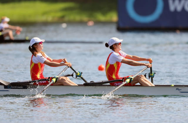 邱秀萍（右）在2023年赛艇世锦赛女子轻量级双人双桨决赛中。新华社发