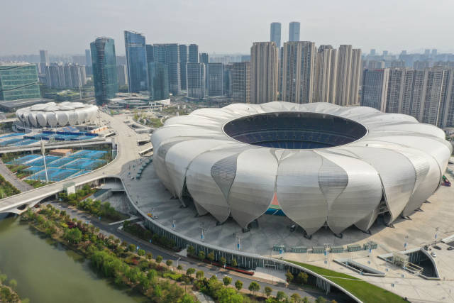杭州奥体中心体育场（右）和杭州奥体中心网球中心。开幕