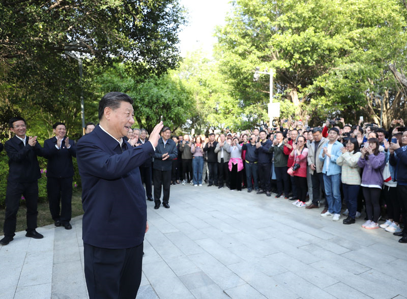 2021年3月24日,习近平在福建省福州市福山郊野公园考察时,向市民们招手致意。