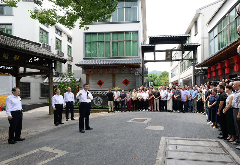2023年9月20日,习近平在浙江省金华市义乌市后宅街道李祖村考察时,同群众亲切交流。