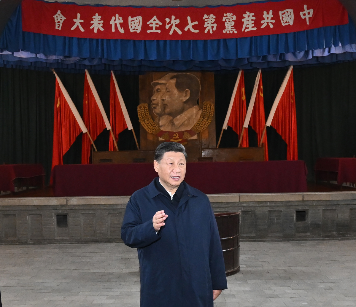 1696115137281444.jpg?x-oss-process=style/w10 2022年10月27日,习近平在陕西延安杨家岭瞻仰中共七大会址。来源:新华社.jpg?x-oss-process=style/w10