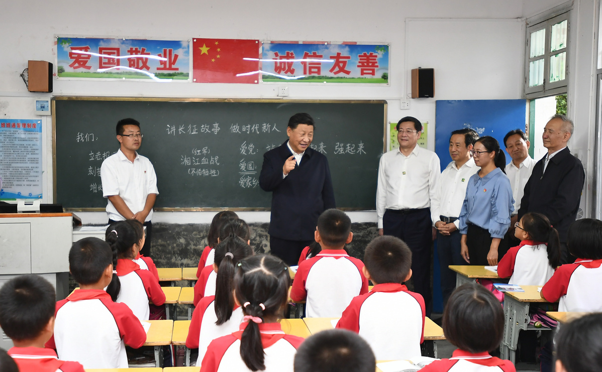 1696115850634667.jpg?x-oss-process=style/w10 2020年9月16日,习近平总书记在湖南郴州汝城县文明瑶族乡第一片小学,同正在上思政课的同学们亲切交流。来源:新华社.jpg?x-oss-process=style/w10