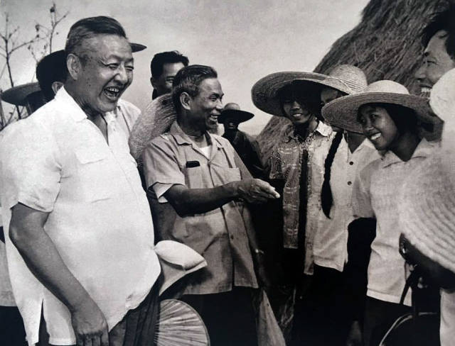 1980年9月,习仲勋视察湛江时与青年亲切交谈。 1980年9月,习仲勋视察湛江时与青年亲切交谈。