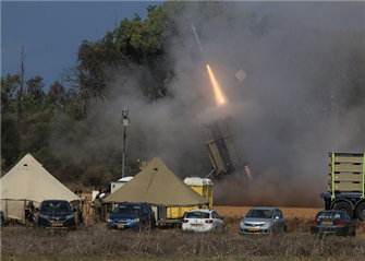 △以色列“铁穹”防空系统拦截自加沙发射的火箭弹