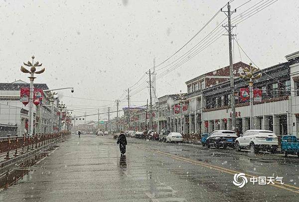 △10月11日早间，青海省果洛藏族自治州达日县雪花纷飞。看看这大雪花片子！
