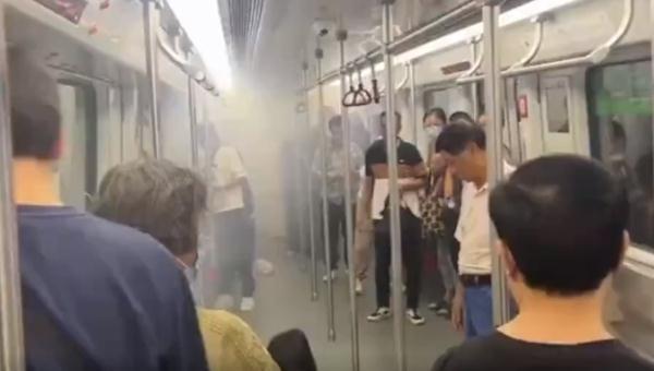 车厢起火冒烟？广州地铁：系乘客充电宝冒烟，已处理