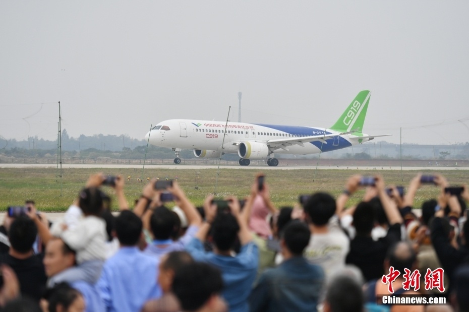 C919亮相中国航空产业大会，进行动态展示