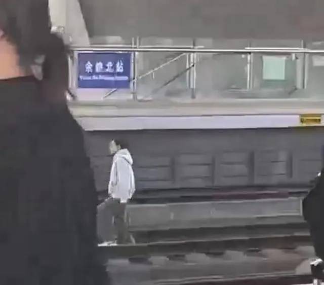 余姚北站一乘客闯入轨道。
