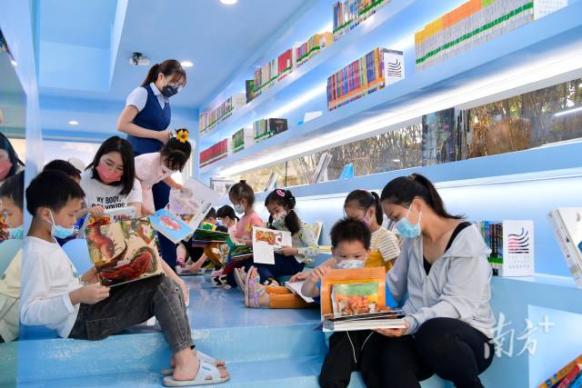 孩子们在智慧书房读书。 孩子们在智慧书房读书。