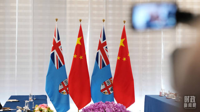 △会谈现场的中斐两国国旗。(总台国广记者李晋拍摄) △会谈现场的中斐两国国旗。(总台国广记者李晋拍摄)