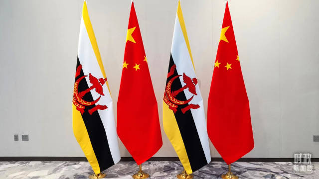 △会谈现场的中文两国国旗。(总台央视记者郭鸿拍摄) △会谈现场的中文两国国旗。(总台央视记者郭鸿拍摄)