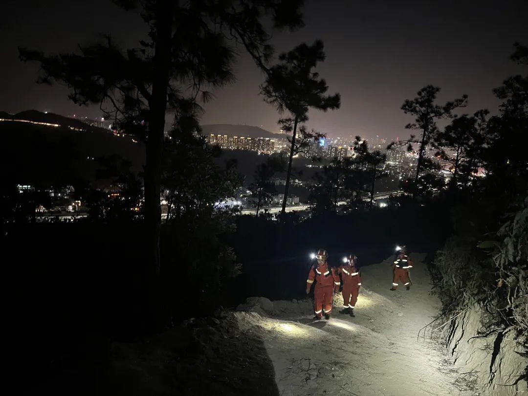 4名驴友被困凤凰山，小型消防站出动成功救援