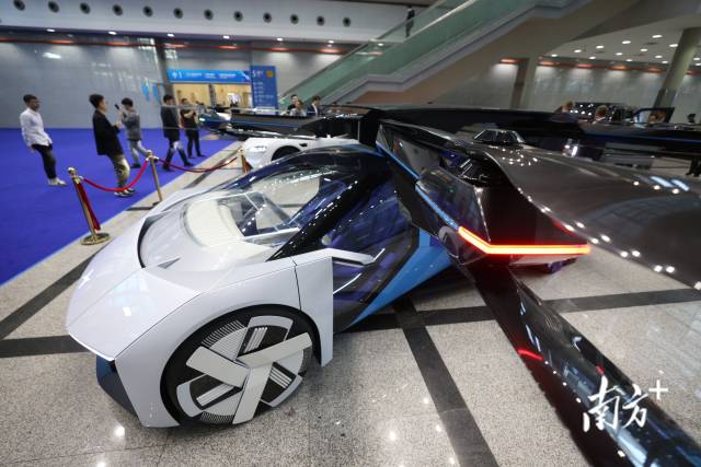 第二十五届高交会上，小鹏汇天陆空一体式飞行汽车迎全球“首秀”。 