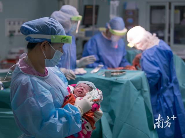 2018年12月2日上午，广州市第八人民医院，35岁的艾滋病感染者晴子顺利生下一个女儿。南方+记者 张梓望 摄