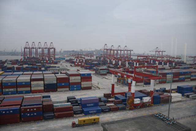 2022年，南沙港区完成集装箱吞吐量超过1800万标准箱。