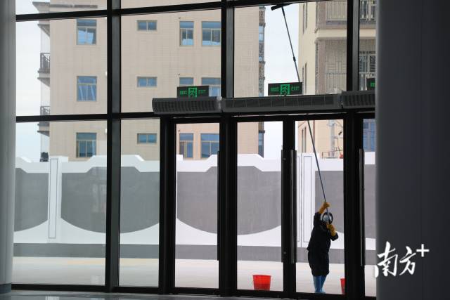 站房进行开荒保洁工作。   站房进行开荒保洁工作。