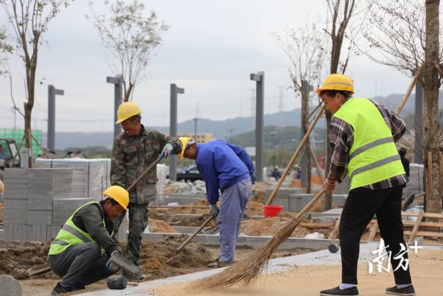 工人们正在紧张施工中。  工人们正在紧张施工中。