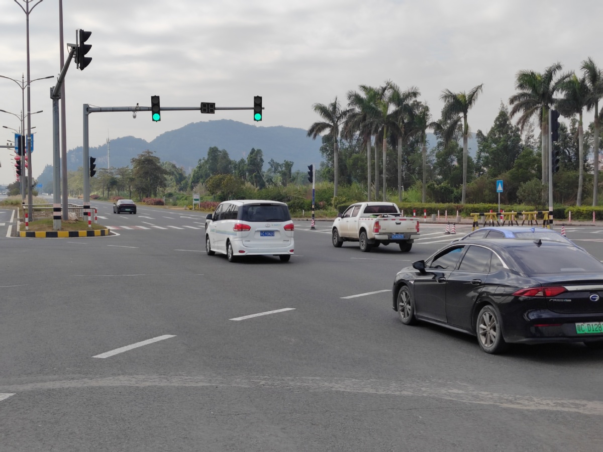 珠海首个智慧交通控制平台试点，让路口停车次数减少近50%