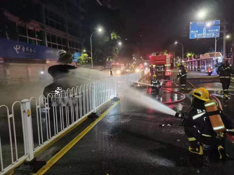 轿车行驶中自燃！事发珠海一公交站附近，无人员伤亡