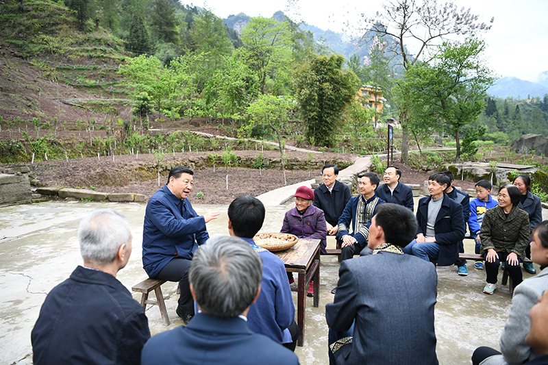 2019年4月15日,习近平总书记在重庆石柱土家族自治县中益乡华溪村同村民代表、基层干部、扶贫干部、乡村医生等围坐在一起,共话脱贫攻坚。