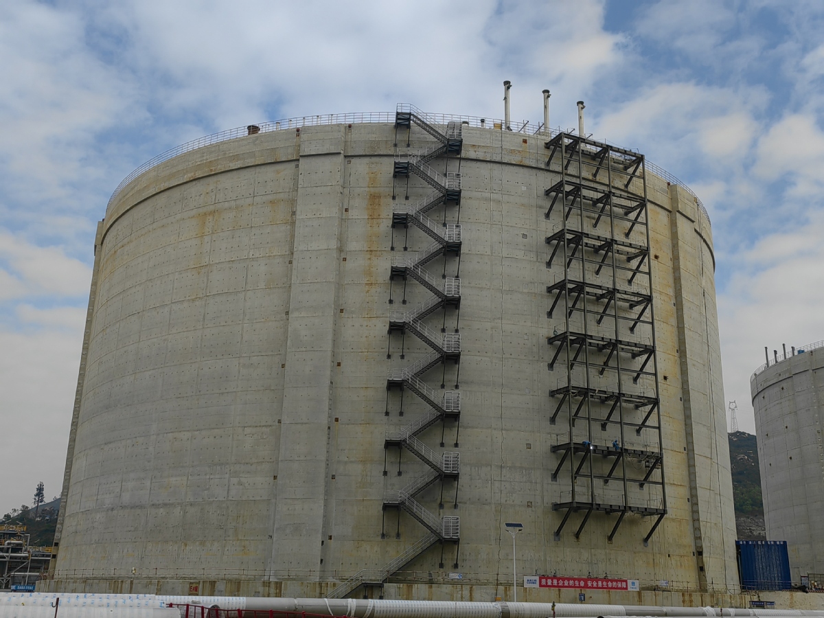 金湾“绿能港”新进展！全球最大LNG储罐内壁板安装完成