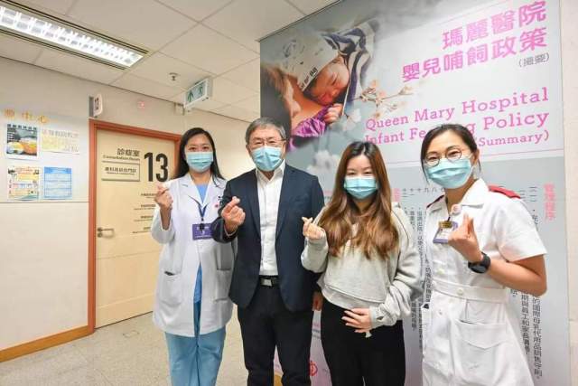 卓永兴到玛丽医院妇产科门诊,跟两位年轻的准妈妈交流新生婴儿奖励金。 卓永兴到玛丽医院妇产科门诊,跟两位年轻的准妈妈交流新生婴儿奖励金。