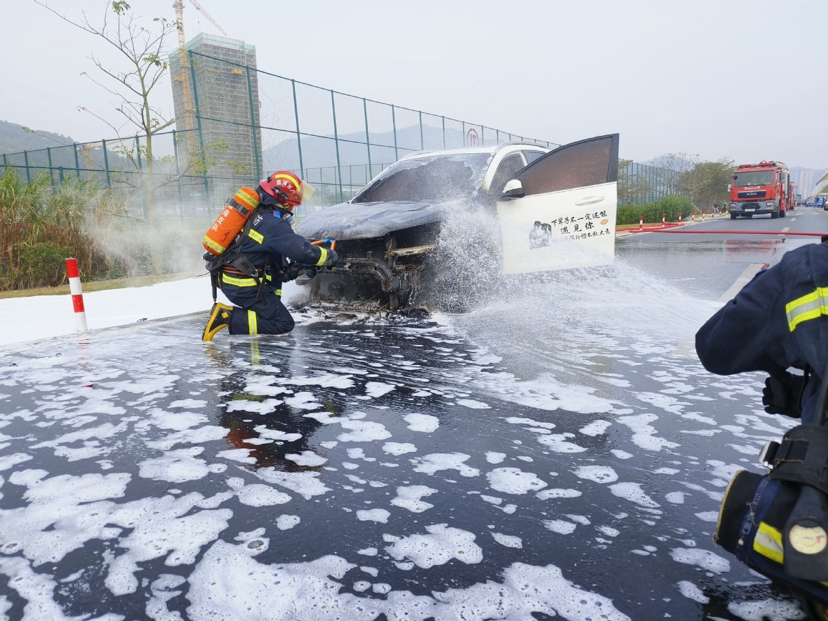 一汽车行驶途中自燃，珠海消防提醒：车辆应定期检修
