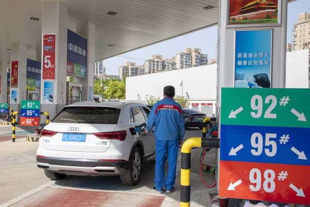 市民在上海一加油站加油。年首内成视觉中国 资料图