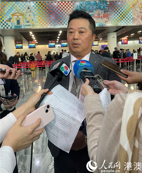 图为澳门国际机场市场部总监方晓健接受记者采访。人民网记者 富子梅摄