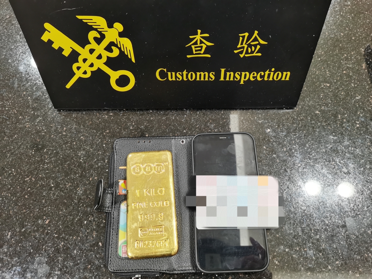 青茂海关查获一起旅客手机壳内藏黄金进境案