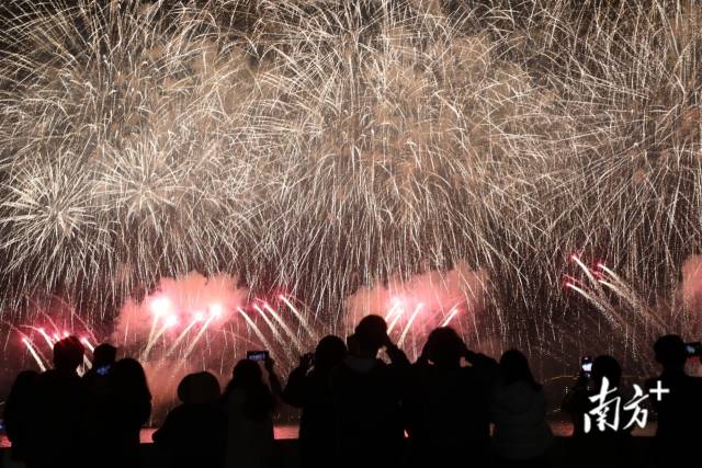 烟花 南方+ 张晓宜,郑淼鑫,彭深,张伟炜 拍摄