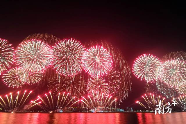 烟花 南方+ 张晓宜,郑淼鑫,彭深,张伟炜 拍摄