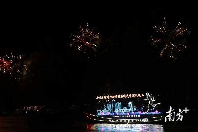 烟花 南方+ 张晓宜,郑淼鑫,彭深,张伟炜 拍摄