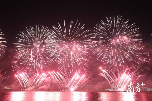 烟花 南方+ 张晓宜,郑淼鑫,彭深,张伟炜 拍摄